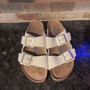 Birkenstock Women's Cream Arizona Soft foot bed.